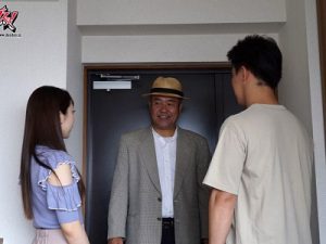 Được dịp bố ghé qua thăm con trai mà nó lạ lắm